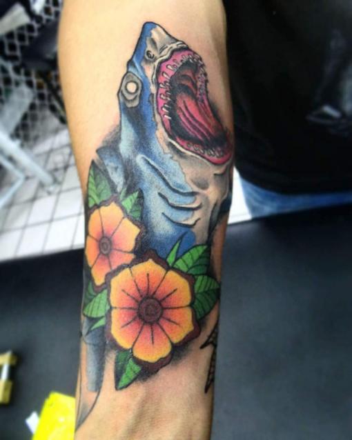 Tiburón neotradicional tatuaje realizado por Oscar Ortiz