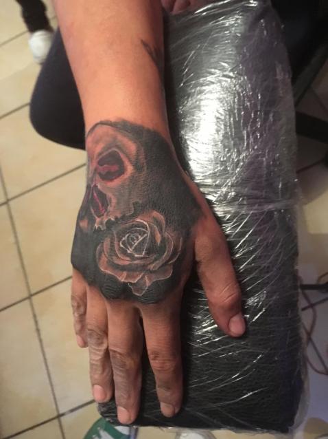 cráneo y rosa   tatuaje realizado por Omar Mendoza 