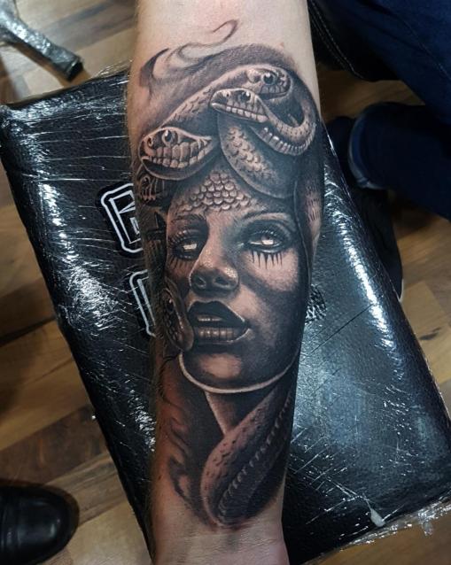 Medusa tatuaje realizado por Miguel BlackandGray