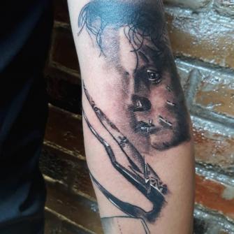 Manos de tijera tatuaje realizado por Luis Enrique Tattoo
