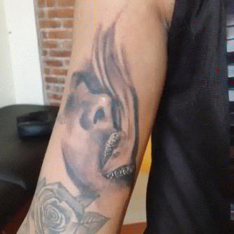 Humo tatuaje realizado por Luis Enrique Tattoo