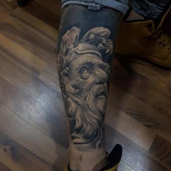 Platon tatuaje realizado por Miguel BlackandGray