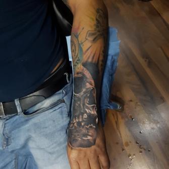 Craneo tatuaje realizado por Miguel BlackandGray
