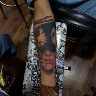 Rostro tatuaje realizado por Miguel BlackandGray