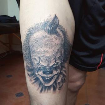 pennywise tatuaje realizado por Luis Enrique Tattoo