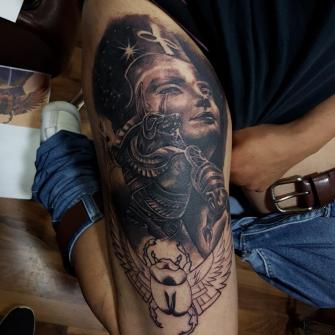 Egipcio tatuaje realizado por Miguel BlackandGray