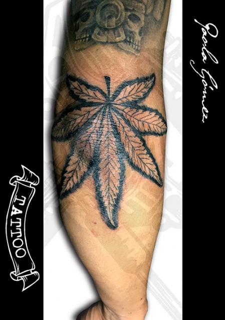 Hoja de Marihuana tatuaje realizado por Paola Gómez
