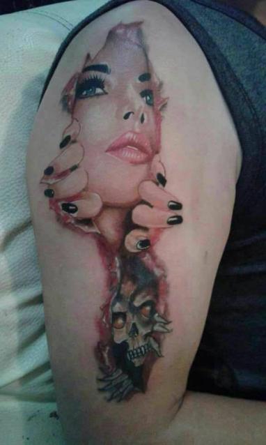mujer inside tatuaje realizado por Jim vlad