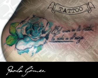Rosa Azul tatuaje realizado por Paola Gómez