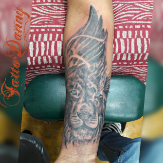 León brazo tatuaje realizado por TattoDanny