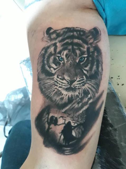 tiger tatuaje realizado por Jim vlad