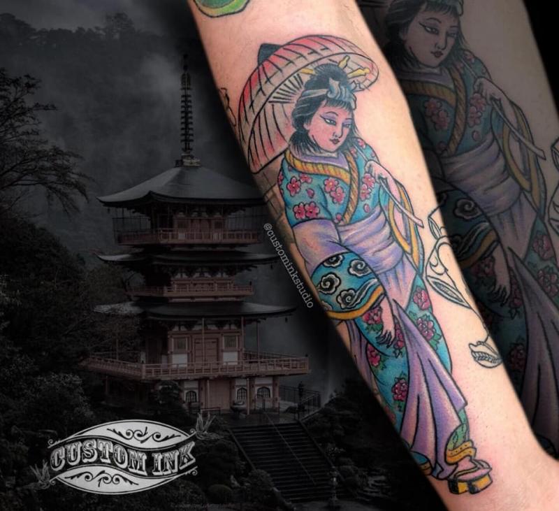 Mujer Oriental tatuaje realizado por Ivan Juárez