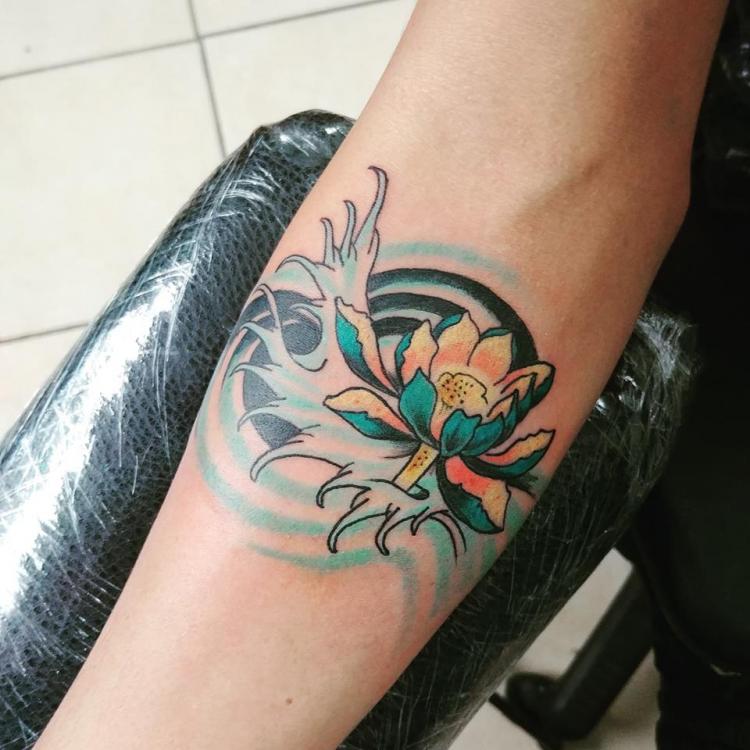 Flor de Loto tatuaje realizado por Omar Mendoza 