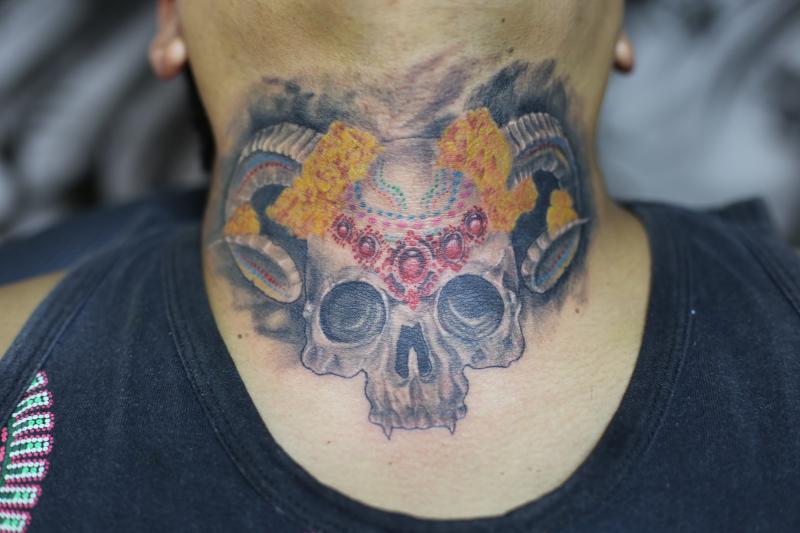 CRANEO CON CEMPASUCHITL tatuaje realizado por Old Gangsters Tattoo Shop