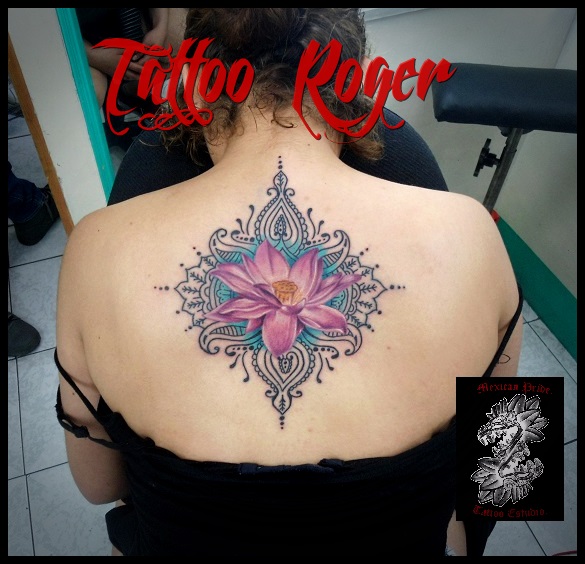 flor con mandala tatuaje realizado por Roberto Girón