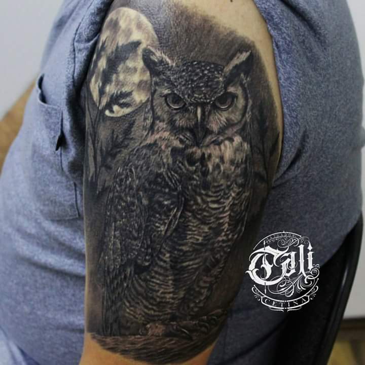 buho en el brazo tatuaje realizado por Cali Cetina