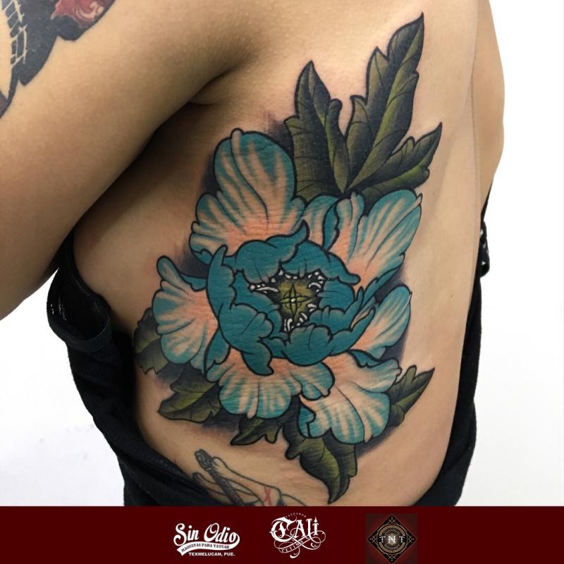 flor tatuaje realizado por Cali Cetina