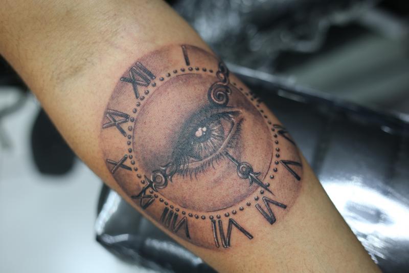 Reloj tatuaje realizado por Old Gangsters Tattoo Shop