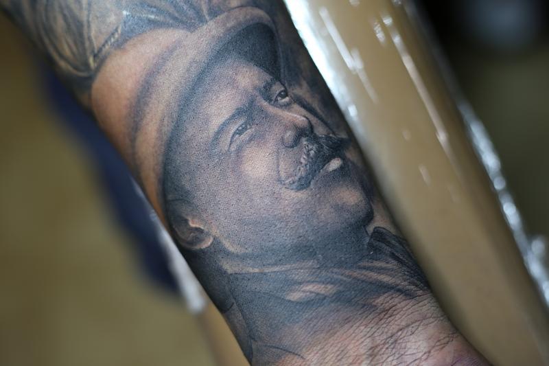 Retrato Pancho Villa tatuaje realizado por Old Gangsters Tattoo Shop