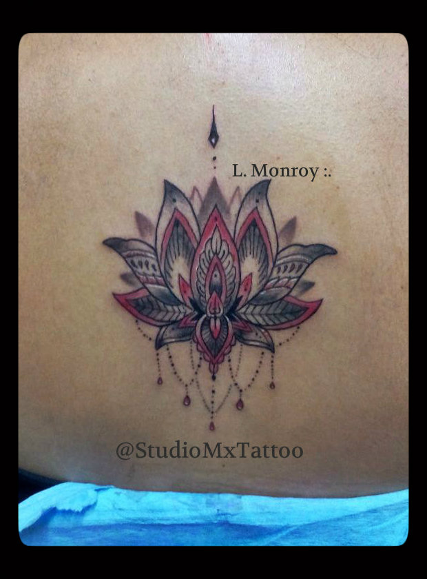 Flor de loto estilo mandala  tatuaje realizado por Luis monroy