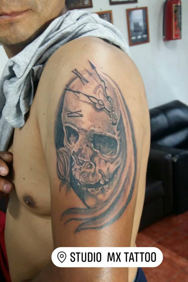 Cráneo con Reloj tatuaje realizado por Luis monroy