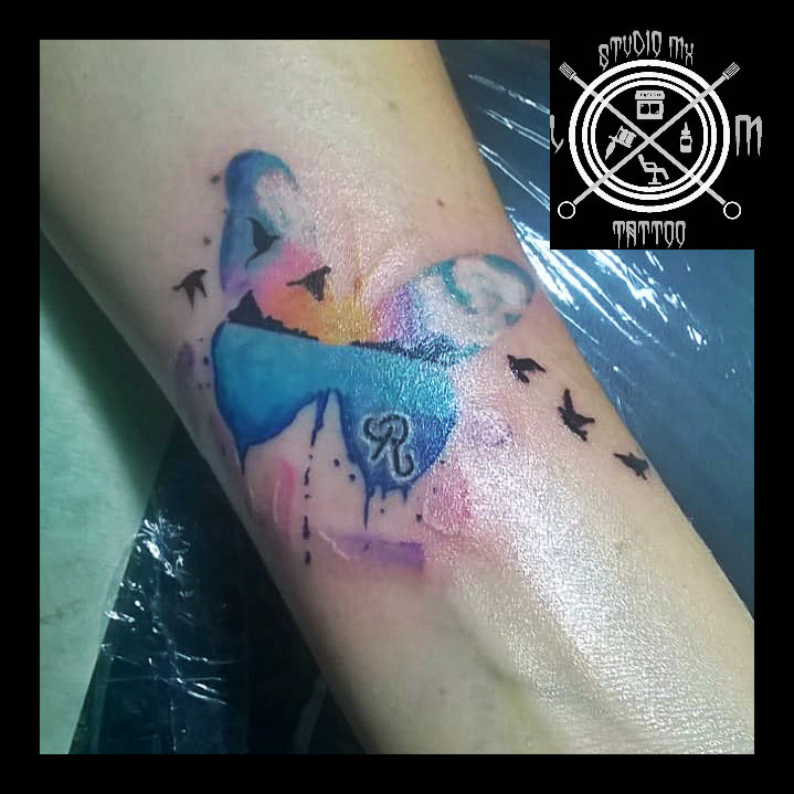 paisaje en mariposa  tatuaje realizado por Luis monroy