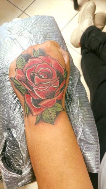 Rosa Neo-tradicional  tatuaje realizado por Omar Mendoza 