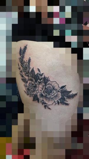 Flores tatuaje realizado por TattoDanny