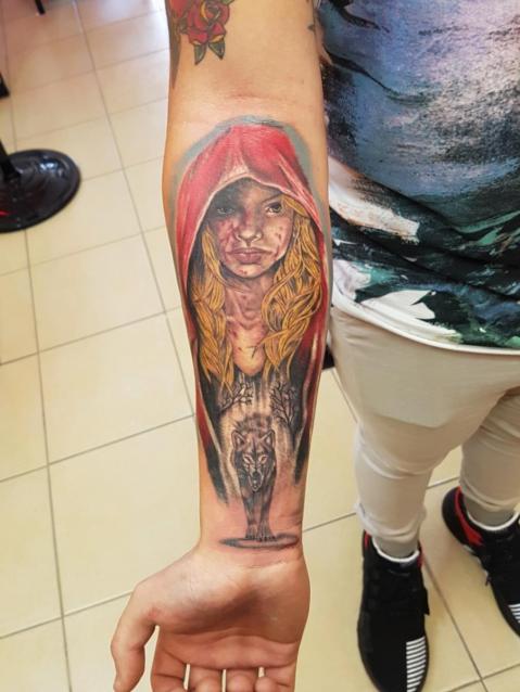 Caperucita lobo brazo tatuaje realizado por The inkperfect tattoo shop 