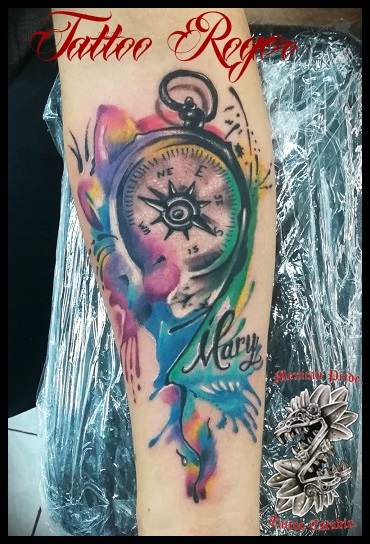 Reloj en acurela tatuaje realizado por Roberto Girón