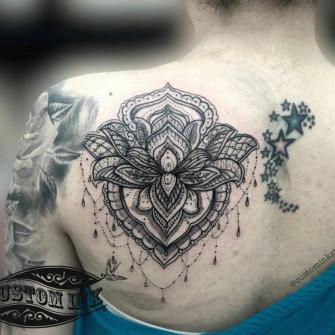 Mandala tatuaje realizado por Ivan Juárez