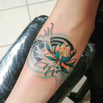 Flor de Loto tatuaje realizado por Omar Mendoza 