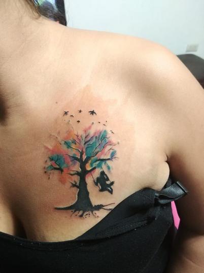 Arbol colores  tatuaje realizado por Omar Mendoza 