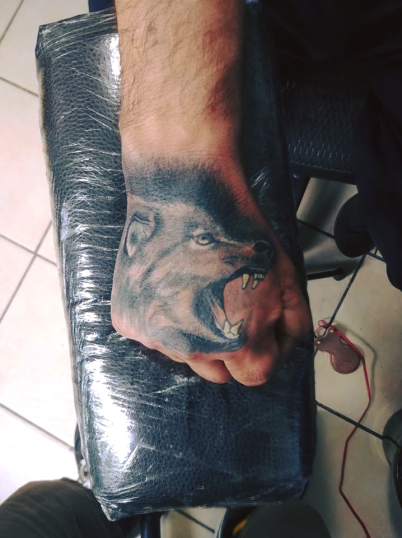Lobo tatuaje realizado por Omar Mendoza 
