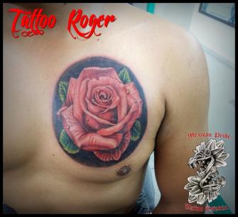 Rosa a color tatuaje realizado por Roberto Girón