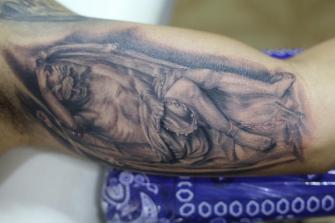 ESTATUA DE LUCIFER tatuaje realizado por Old Gangsters Tattoo Shop