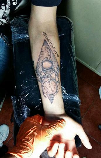 Astronauta  tatuaje realizado por Luis monroy