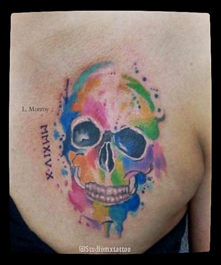 Cráneo acuarela  tatuaje realizado por Luis monroy