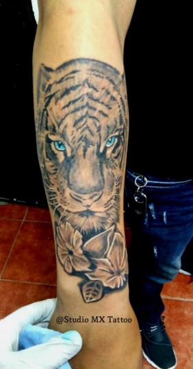 Tigre en black and grey tatuaje realizado por Luis monroy