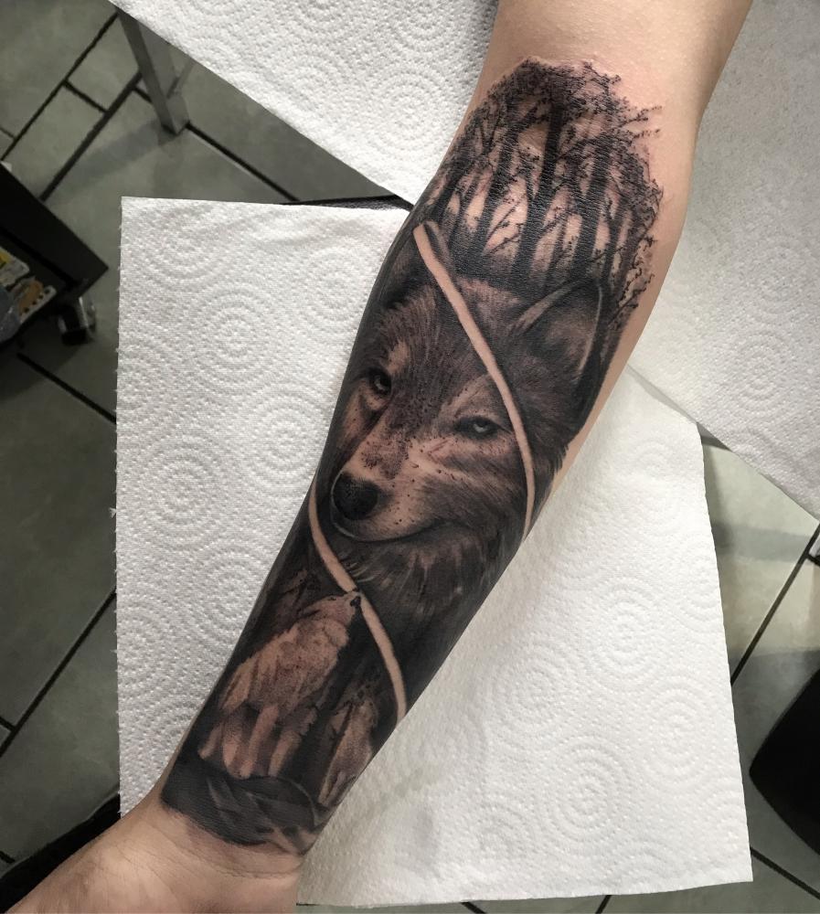 Lobo  tatuaje realizado por Dani Latymor
