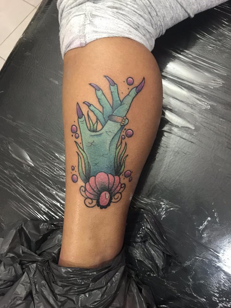 Mano de sirena tatuaje realizado por Edgar Salazar