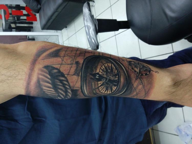 Reloj y mapa  tatuaje realizado por Checko Palma Tattoo