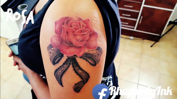 Rosa tatuaje realizado por RhapsodyInk