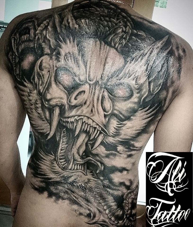 Tatuaje en espalda !!!!! tatuaje realizado por Ali Tattoo