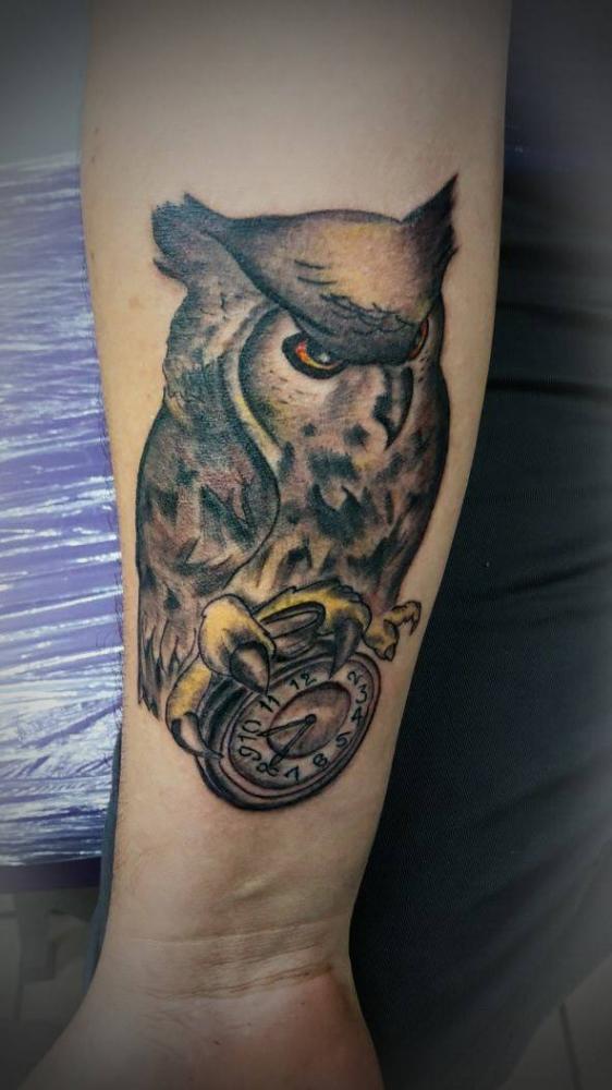 buho tatuaje realizado por Jonathan Aguirre