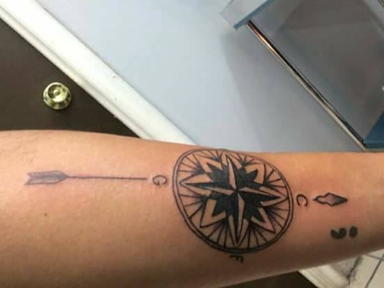 flecha & brújula tatuaje realizado por Jonathan Aguirre