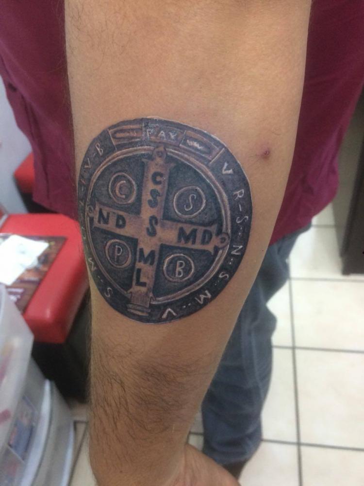 medalla de san benito tatuaje realizado por Jonathan Aguirre