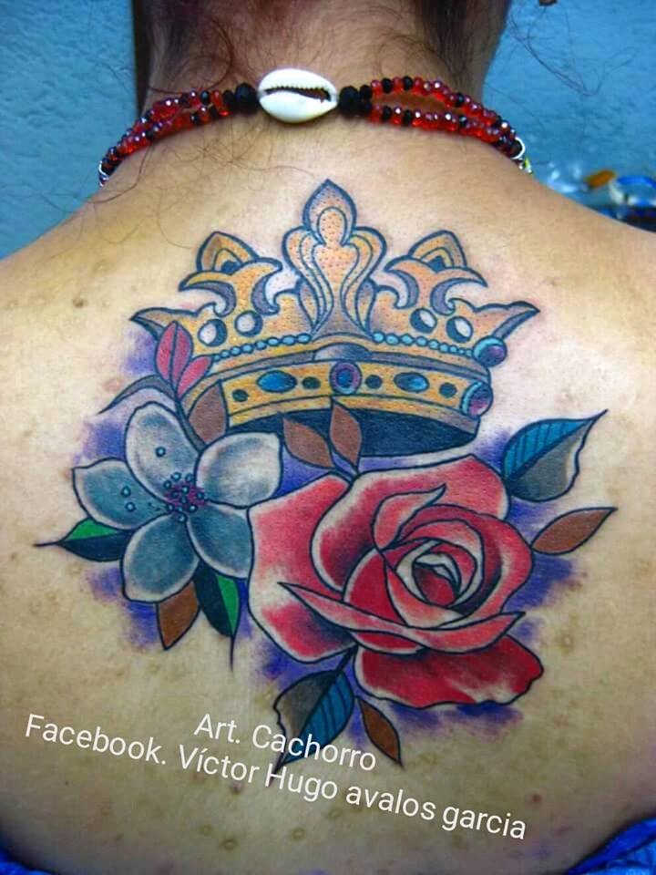 Corona con flores tatuaje realizado por Victor Hugo Avalos / Cachorro