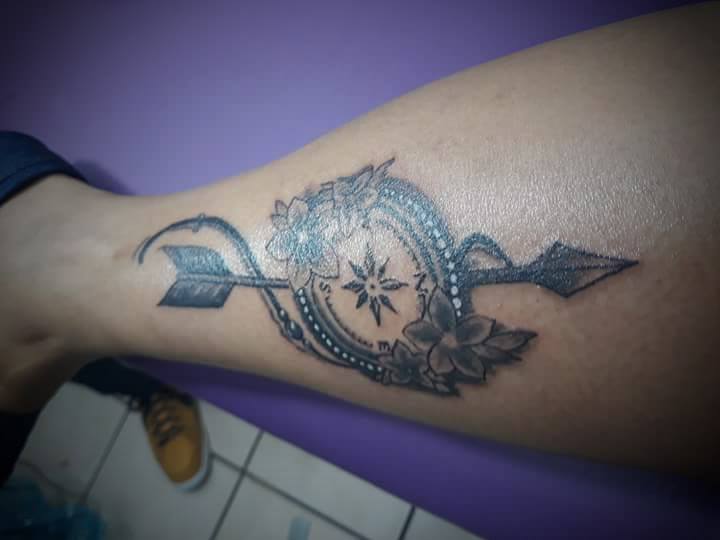 flecha & brújula tatuaje realizado por Jonathan Aguirre