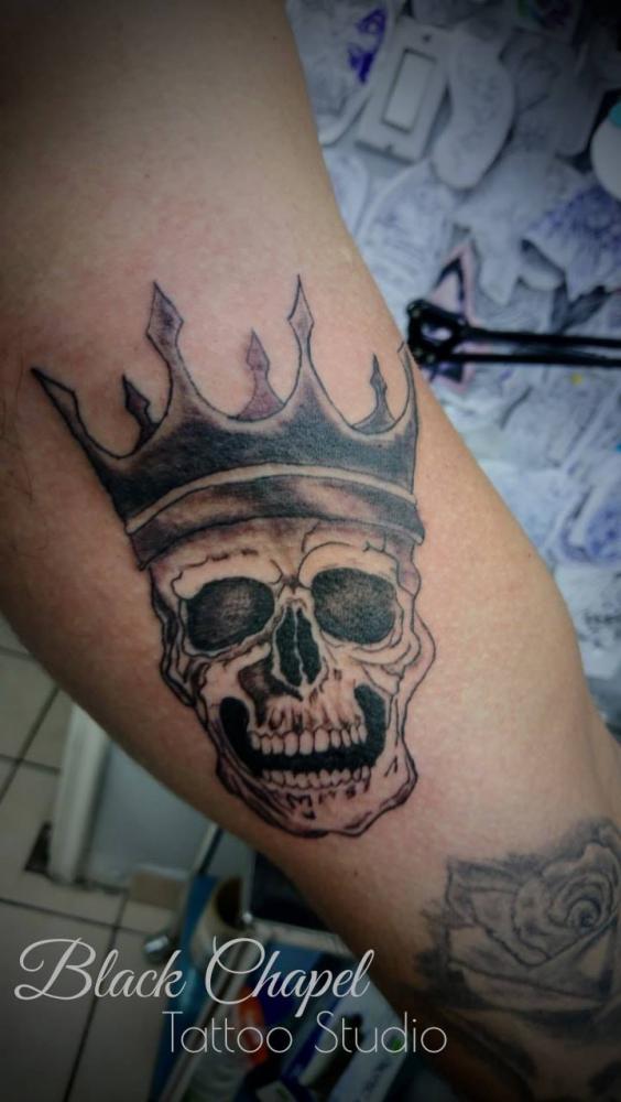 Craneo Corona tatuaje realizado por Jonathan Aguirre